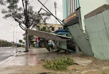 Bão số 4 Noru gió rít mạnh khủng khiếp người dân thấp thỏm