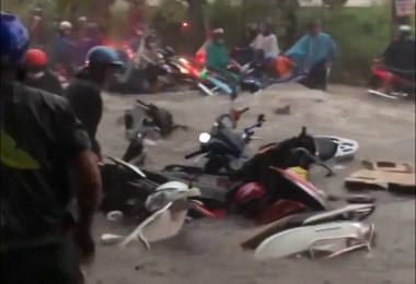 Mưa lớn cuốn trôi nhiều xe máy ở Đồng Nai