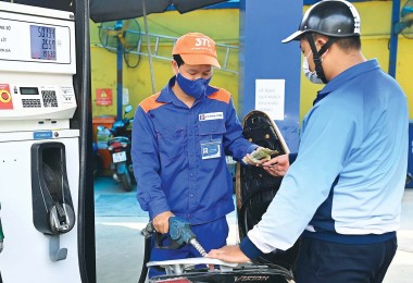 Giá xăng đầu tuần tiếp tục lao dốc