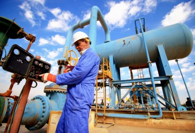 Giá xăng dầu tăng như vũ bão khi nguồn cung bị thắt chặt