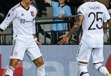 Ronaldo cán mốc 699 bàn và kỷ lục 740 trận thắng vượt qua Messi