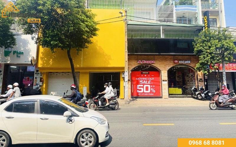 Xe cộ luôn qua lại tấp nập trên tuyến đường này