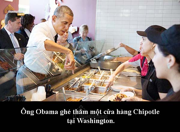 Ông Obama ghé thăm một cửa hàng Chipotle tại Washington.