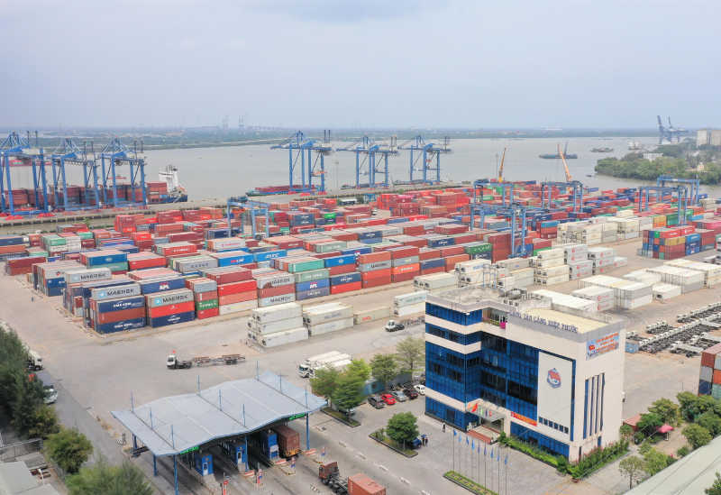 Bãi đỗ container và xe tải tại Cảng Sài Gòn Hiệp Phước