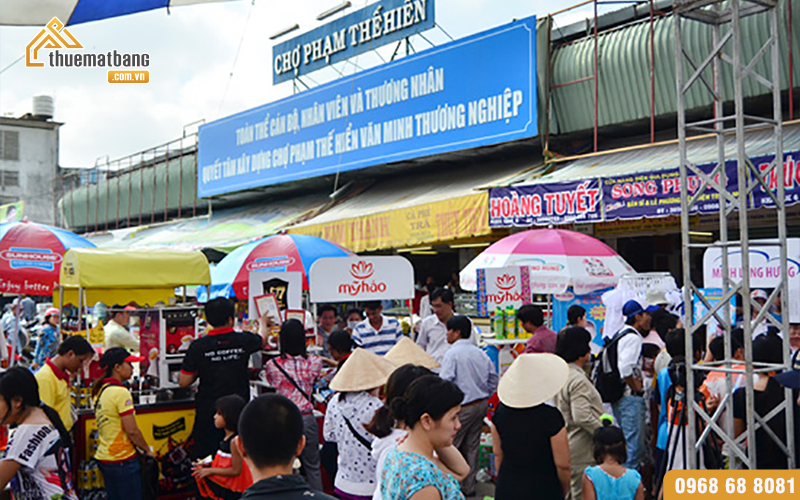 Chợ Phạm Thế Hiển có lượng người qua lại đông đúc mỗi ngày