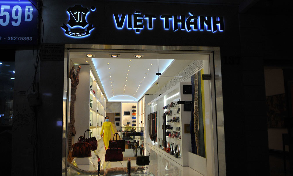 các cửa hàng trên đường đồng khởi của Sài Gòn vẳng vẻ vì dịch covid-19