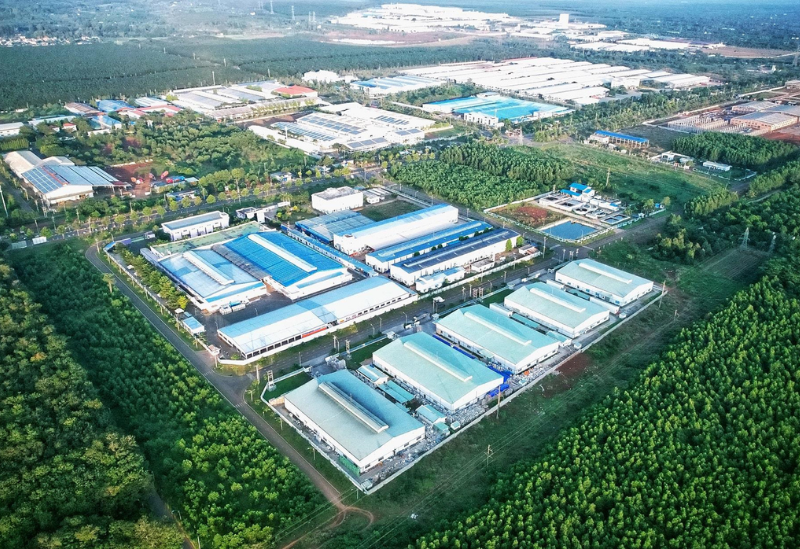 Toàn cảnh khu công nghiệp hiện đại với nhà xưởng và kho bãi