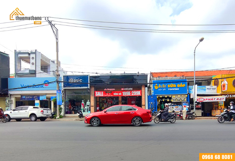 Vị trí thuận lợi, đông đúc người qua lại