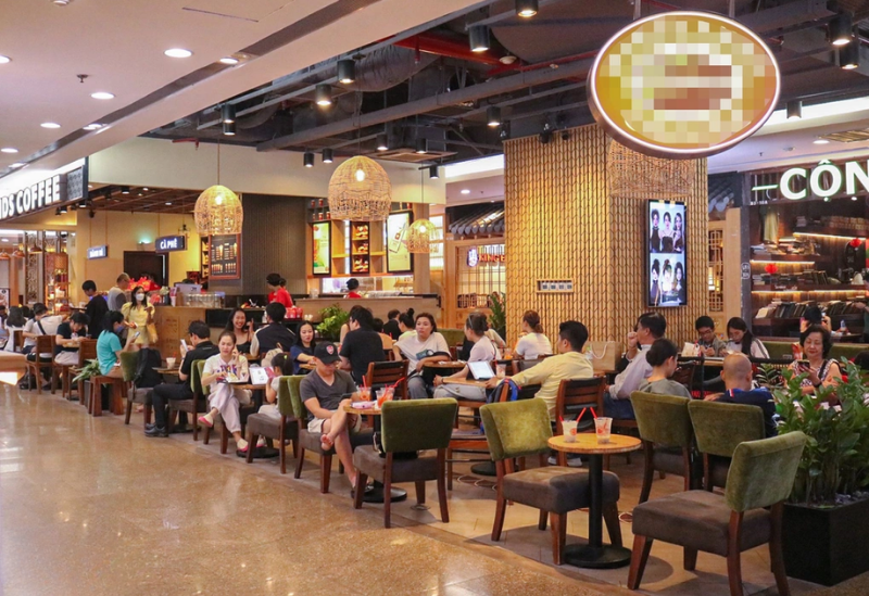 khach-hang-lui-den-nham-trai-nghiem-nhieu-dich-vu