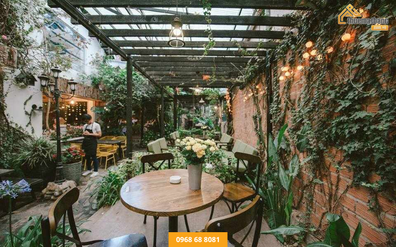 Mô hình quán cafe sân vườn mang lại cảm giác thoải mái cho khách hàng