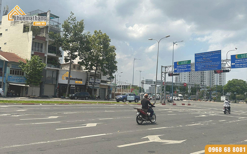 Nằm gần ngã tư Hải Thượng Lãn Ông và Võ Văn Tần